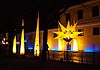 beleuchtung, lichtkunst, licht und kunst, lichtkunst, risinger, robert, Christkindlmarkt Ismaning 2009, weihnachstmarkt, lichtkunst, ismaning leuchtet, illuminist, lichtsterne, lichtkegel, verein licht & kunst e.v. himmelstor, höllentor, sternentor, sonnentor, blau, rot, grün, gelb, lichtkegel, aircone, lichtinstallation, lichtevent, beleuchtungsaktion,